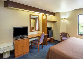 Travelodge by Wyndham Fort Myers Airport hotel thumbnail 3
