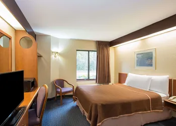 Travelodge by Wyndham Fort Myers Airport hotel thumbnail 5