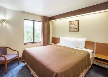 Travelodge by Wyndham Fort Myers Airport hotel thumbnail 6