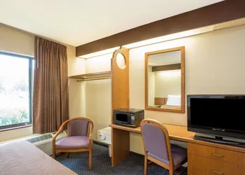 Travelodge by Wyndham Fort Myers Airport hotel thumbnail 7