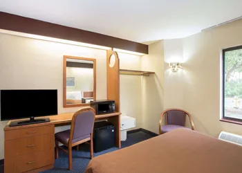 Travelodge by Wyndham Fort Myers Airport hotel thumbnail 8
