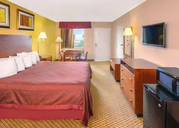 Days Inn by Wyndham Gulfport hotel thumbnail 2