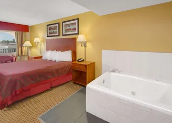 Days Inn by Wyndham Gulfport hotel thumbnail 4