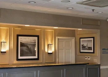 Newport Beach Hotel & Suites hotel thumbnail 4