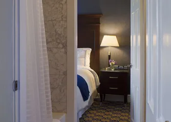 Newport Beach Hotel & Suites hotel thumbnail 7