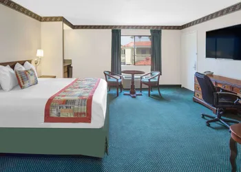 Travelodge by Wyndham Costa Mesa Newport Beach Hacienda hotel thumbnail 7