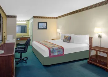Travelodge by Wyndham Costa Mesa Newport Beach Hacienda hotel thumbnail 8