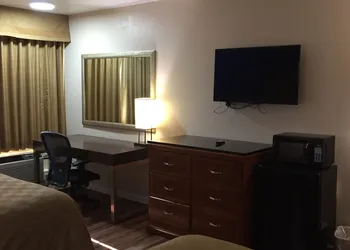 California Inn and Suites Bakersfield hotel thumbnail 3