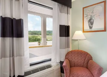 Ramada by Wyndham Pelham hotel thumbnail 6