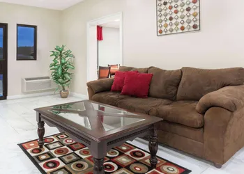 Ramada by Wyndham Pelham hotel thumbnail 3