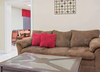 Ramada by Wyndham Pelham hotel thumbnail 4