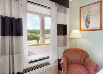 Ramada by Wyndham Pelham hotel thumbnail 6