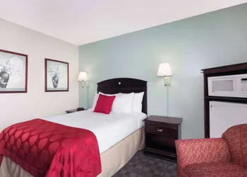 Ramada by Wyndham Pelham hotel thumbnail 7