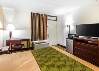 Econo Lodge Savannah Midtown hotel thumbnail 8