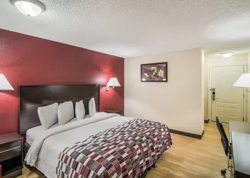 Red Roof Inn & Suites Pensacola East - Milton hotel thumbnail 7