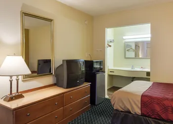 Econo Lodge Petersburg - Fort Lee hotel thumbnail 8