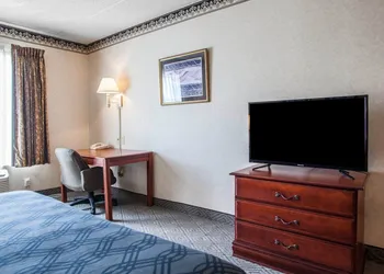 Rodeway Inn & Suites Milwaukee Airport hotel thumbnail 5