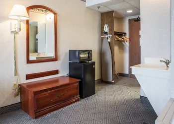 Rodeway Inn & Suites Milwaukee Airport hotel thumbnail 7