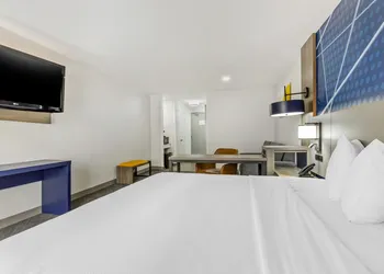 Comfort Inn & Suites Irving Las Colinas DFW hotel thumbnail 8
