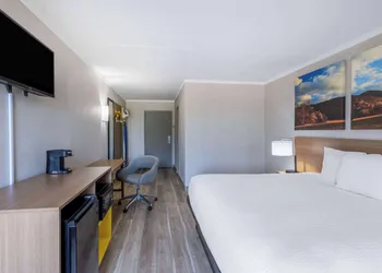 Days Inn & Suites by Wyndham Fort Bragg/Cross Creek Mall hotel thumbnail 6