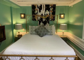 Peace & Plenty Inn Bed & Breakfast hotel thumbnail 4