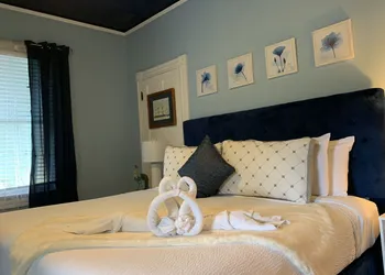 Peace & Plenty Inn Bed & Breakfast hotel thumbnail 7