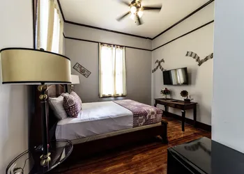 Hotel DeFuniak hotel thumbnail 5
