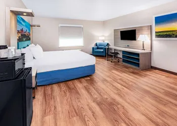 Days Inn & Suites by Wyndham San Antonio near Frost Bank Center hotel thumbnail 4