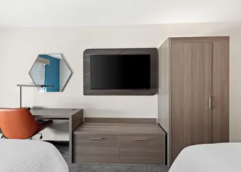 Holiday Inn Express & Suites Perry by IHG hotel thumbnail 4