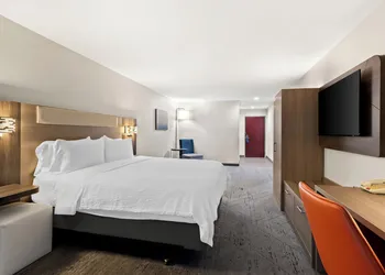 Holiday Inn Express & Suites Perry by IHG hotel thumbnail 7