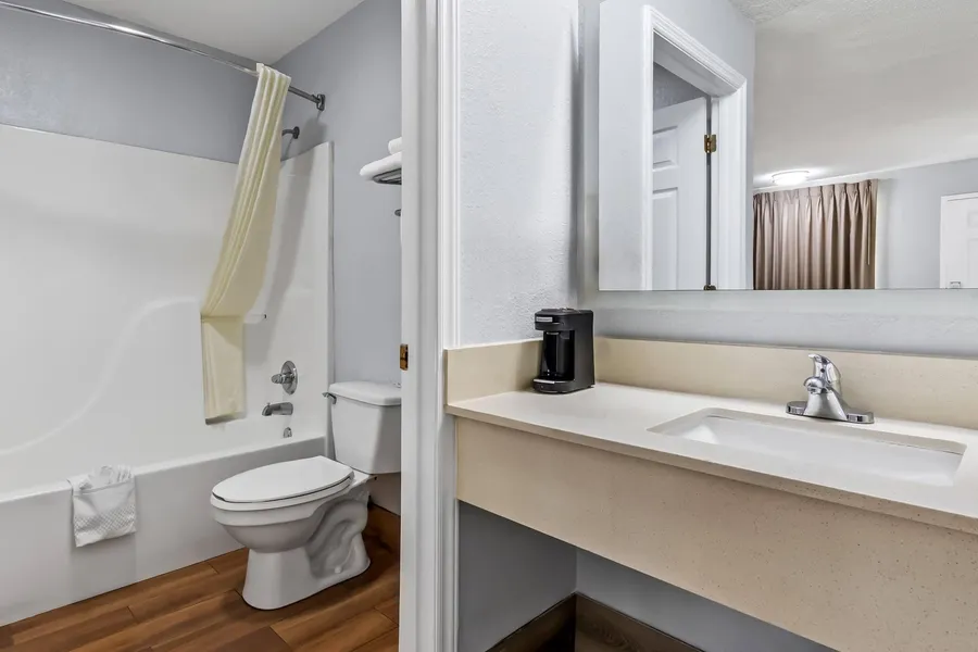 Econo Lodge Inn & Suites Cayce I-26 Airport hotel detail image 6