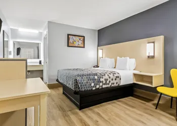 Econo Lodge Inn & Suites Cayce I-26 Airport hotel thumbnail 8