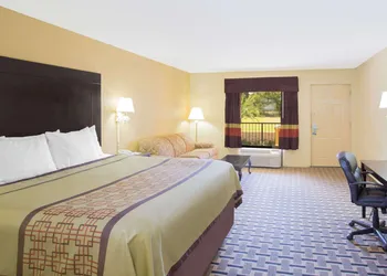 Days Inn by Wyndham Andalusia hotel thumbnail 3