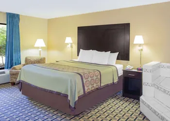 Days Inn by Wyndham Andalusia hotel thumbnail 4