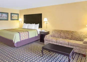 Days Inn by Wyndham Andalusia hotel thumbnail 5