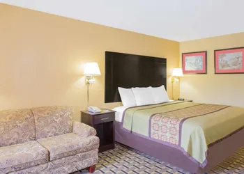 Days Inn by Wyndham Andalusia hotel thumbnail 8