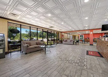 Econo Lodge hotel thumbnail 2