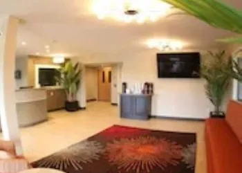 Super 8 by Wyndham Portsmouth hotel thumbnail 2