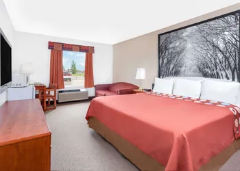 Super 8 by Wyndham Morden hotel thumbnail 2