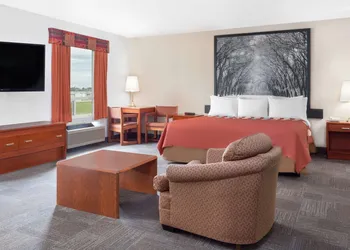 Super 8 by Wyndham Morden hotel thumbnail 4