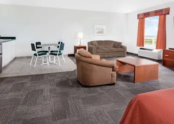 Super 8 by Wyndham Morden hotel thumbnail 5
