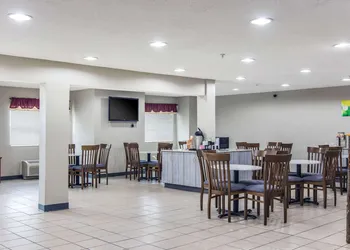 Quality Inn & Suites Grove City - Outlet Mall hotel thumbnail 4