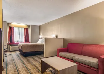 Quality Inn & Suites Grove City - Outlet Mall hotel thumbnail 5