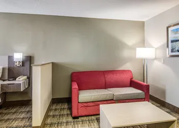 Quality Inn & Suites Grove City - Outlet Mall hotel thumbnail 6