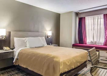 Quality Inn & Suites Grove City - Outlet Mall hotel thumbnail 7
