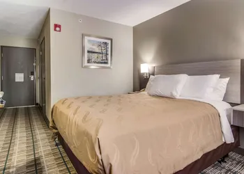 Quality Inn & Suites Grove City - Outlet Mall hotel thumbnail 8