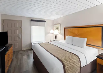 Baymont by Wyndham Knoxville I-75 hotel thumbnail 7