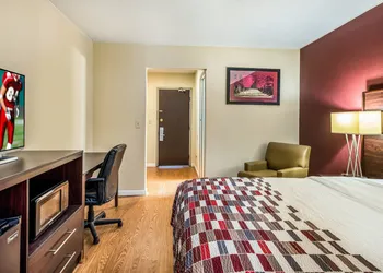 Red Roof Inn & Suites Wapakoneta hotel thumbnail 7