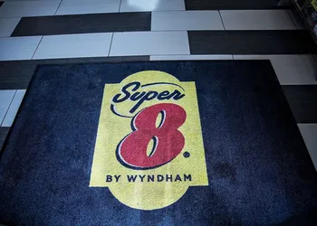 Super 8 by Wyndham Holbrook hotel thumbnail 3