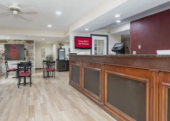 Red Roof Inn & Suites Rome hotel thumbnail 2